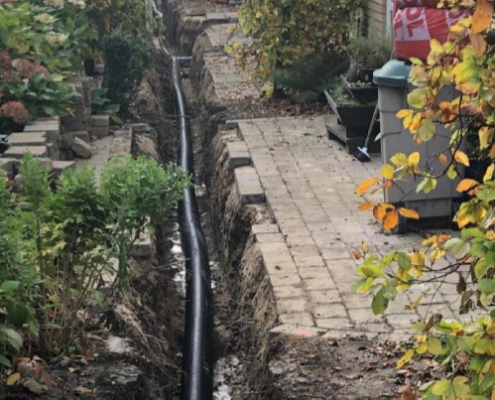 The image shows how the installation of the LTDH-service pipes in Osterby are close to the users' buildings in order to reduce the length of the network and consequently the heat losses.